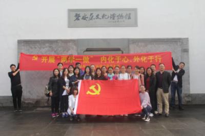 我把一只老虎幼崽从小养大，它会攻击我吗？游戏画面